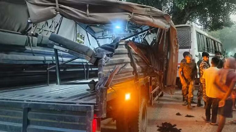 बलिया में दर्दनाक हादसा: बिहार पुलिस के जवानों से भरी बस पलटी, 30 घायल; चार की हालत गंभीर