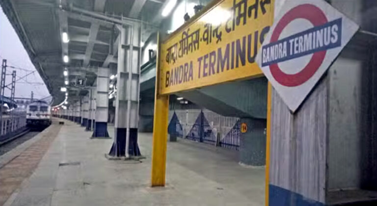 मुंबई के बांद्रा रेलवे स्टेशन पर मची भगदड़ में नौ लोग घायल, कई की हालत गंभीर, विपक्ष ने उठाए सवाल