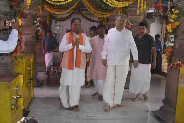 मुख्यमंत्री विष्णुदेव साय ने बस्तर की आराध्य देवी मां दंतेश्वरी की पूजा-अर्चना की