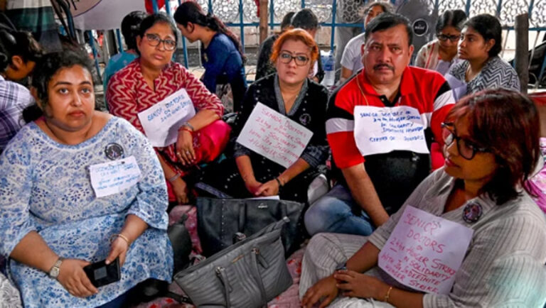 जूनियर डॉक्टरों का अनशन चौथे दिन भी जारी, पीड़िता को न्याय दिलाने के लिए निकाली जाएगी रैली