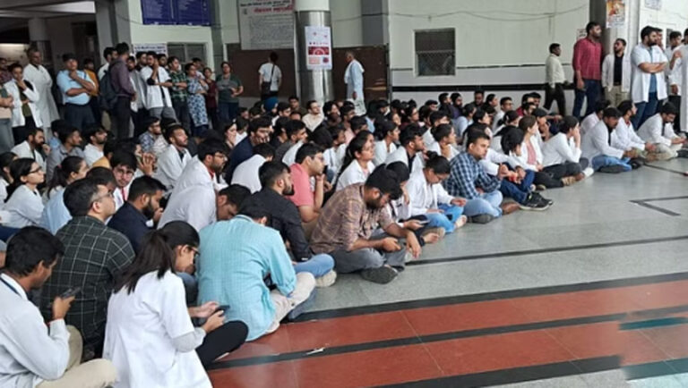 पश्चिम बंगाल: जूनियर डॉक्टर्स खत्म कर सकते हैं ‘काम रोको’ अभियान; मांगें पूरी नहीं हुईं तो अनशन करने की तैयारी