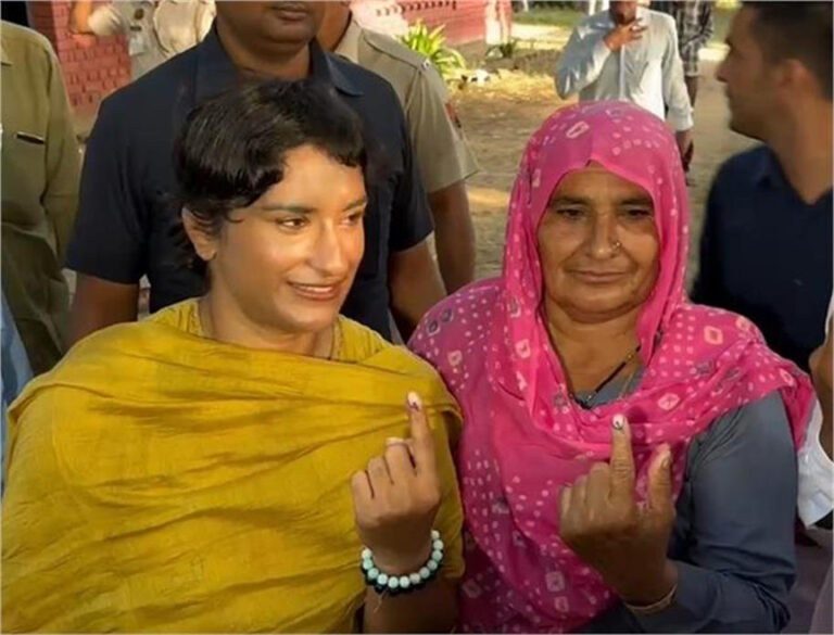 विनेश फोगाट ने परिवार संग गांव में किया मतदान, कहा- अब फैसला जनता के हाथ में … सत्ता किसे सौंपती है