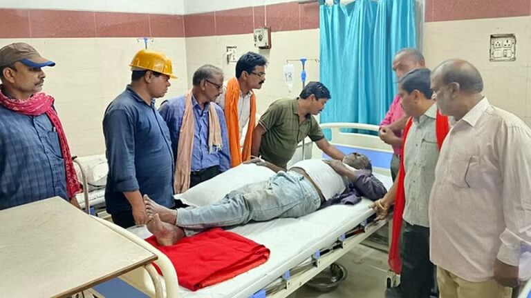 एसईसीएल गेवरा खदान में हादसा: 80 फिट नीचे खाई में गिरा डंपर, कांच तोड़कर चालक को निकाला; अस्पताल में भर्ती