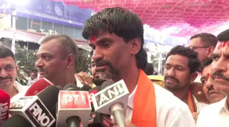 चुनावी मैदान में जरांगे, उतारेंगे उम्मीदवार, कहा- नामांकन के आखिरी दिन जारी करेंगे सूची