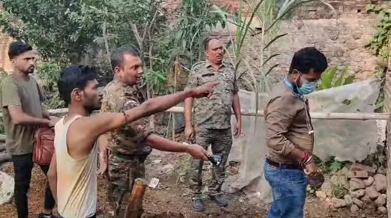 बुजुर्ग महिला की धारधार हथियार से हत्या, बदमाशों ने शव के ऊपर रखी गेहूं की बोरी; पुलिस जांच में जुटी