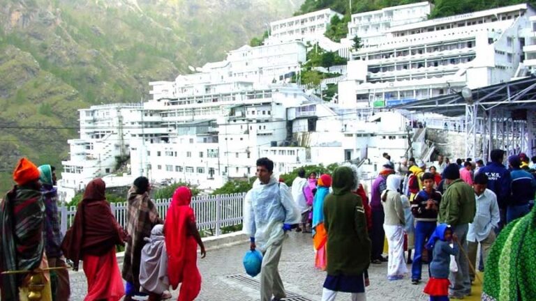 माता वैष्णो देवी में भयंकर हिंसा, खच्चर और पालकीवालों का विरोध प्रदर्शन, जमकर हुई पत्थरबाजी