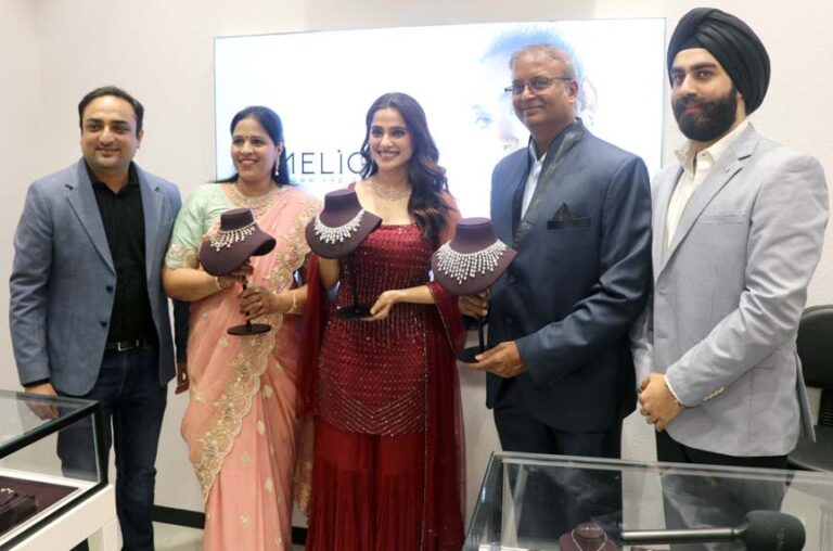 लाइमलाइट डायमंड्स के पुणे स्टोर लॉन्च में  अभिनेत्री प्रिया बापट ने लगाए चार चांद