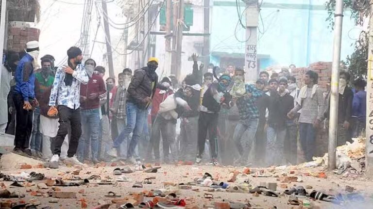 संभल बवाल: हिंसा प्रभावित इलाकों में कर्फ्यू जैसे हालात; सपा सांसद और विधायक के बेटे पर FIR, कुल 2500 पर केस