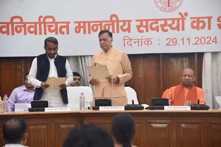 उपचुनाव में जीत हासिल करने वाले विधायकों ने ली शपथ, सीएम योगी बोले- ये विकास की जीत है