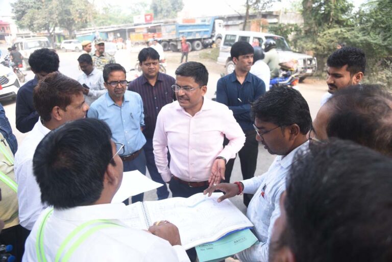 शासकीय योजनाओं का मैदानी हालात जानने दौरे पर निकले कलेक्टर