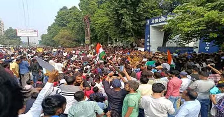 आयोग के बाहर प्रदर्शन कर रहे प्रतियोगी छात्रों पर लाठीचार्ज, भारी पैमाने पर पुलिस फोर्स तैनात