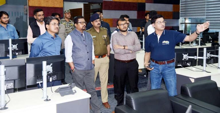 अपर मुख्य सचिव मनोज पिंगुआ ने कमांड एंड कंट्रोल सेंटर पहुंचकर आईटीएमएस प्रोजेक्ट का लिया जायजा