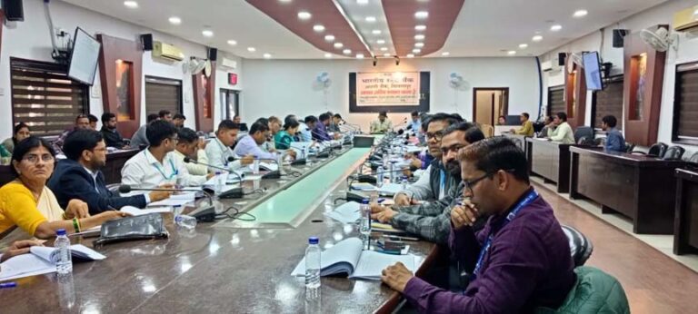कलेक्टर की अध्यक्षता में जिला स्तरीय परामर्शदात्री समिति की बैठक