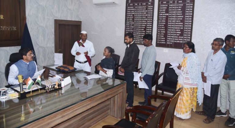 कलेक्टर ने जनदर्शन में सुनी लोगों की समस्याएं