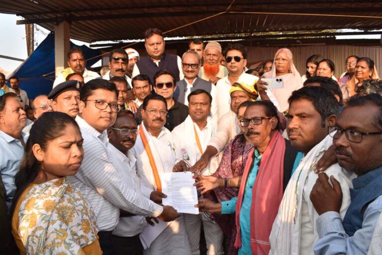 धान खरीदी में अव्यवस्था दूर करने कांग्रेस ने ब्लॉकों में दिया धरना