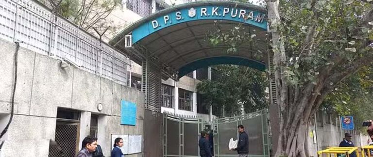 दिल्ली के 40 स्कूलों को बम से उड़ाने की धमकी, ईमेल के बाद मचा हड़कंप; कई स्कूल हुए बंद