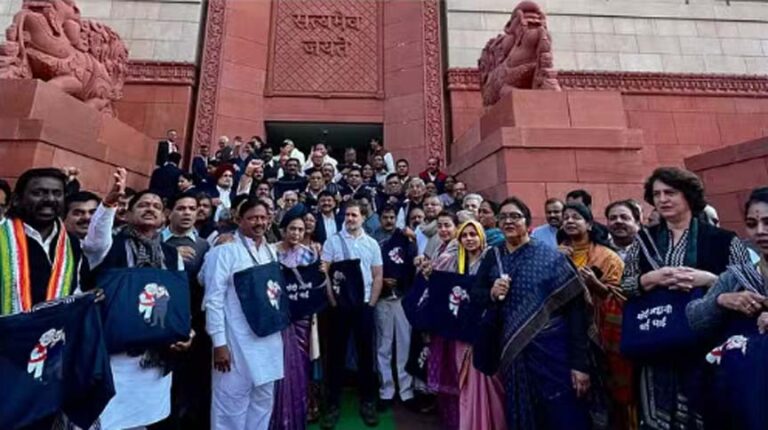 अदाणी मुद्दे पर संसद भवन परिसर में विपक्ष का विरोध-प्रदर्शन, काला झोला टांगकर की नारेबाजी