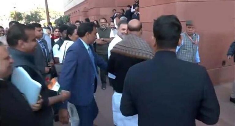 राहुल गांधी ने किया अनोखा अंदाज विरोध, राजनाथ सिंह को तिरंगा और गुलाब भेंट कर दिया अनोखा संदेश