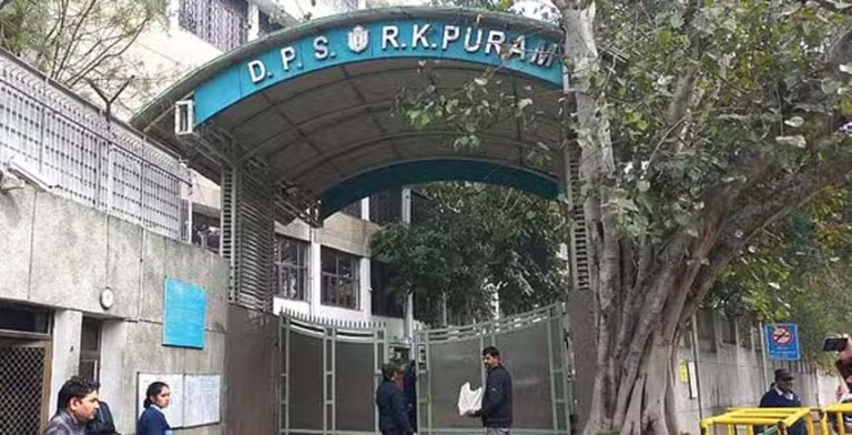 दिल्ली के कई स्कूलों को फिर मिली बम से उड़ाने की धमकी, पुलिस और दमकल विभाग मौके पर पहुंचा