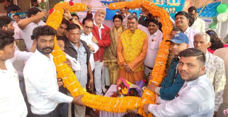 कांग्रेस नेता त्रिलोक श्रीवास ने सैकड़ो सहयोगियों सहित नेता प्रतिपक्ष डॉ.चरणदास महंत को दी बधाइयां एवं शुभकामनाएं