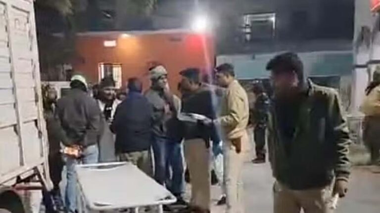 हथियार के साथ रंगदारी वसूलने आए दो लोगों को भीड़ ने घेरा, सीवान में पीट-पीट कर हत्या