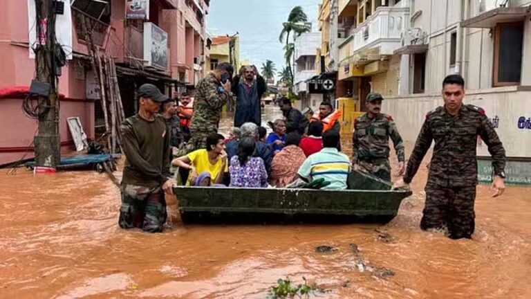 तमिलनाडु के विल्लुपुरम में बाढ़, कई ट्रेनें रद्द; पुडुचेरी सरकार बोली- चक्रवात के प्रभाव का आकलन जारी