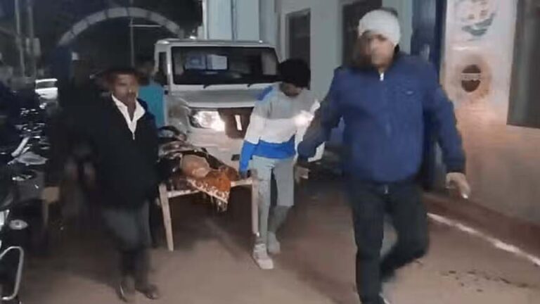 खाट पर ‘हेल्थ सिस्टम’: छत्तीसगढ़ के स्वास्थ्य मंत्री की विधानसभा में ही सुविधा नहीं, नहीं पहुंच रही एंबुलेंस