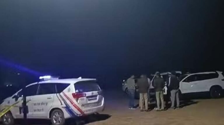 जन्मदिन पार्टी में आए तीन दोस्तों पर ताबड़तोड़ फायरिंग, दो युवक और एक युवती की माैत