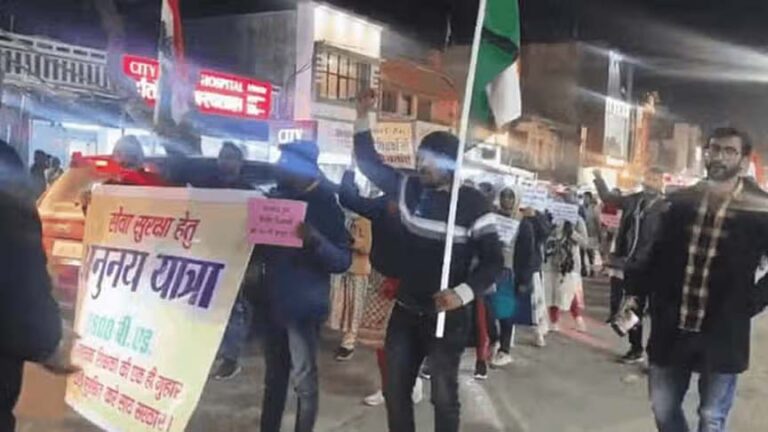 कड़ाके की ठंड में प्रदर्शन: कटघोरा पहुंची शिक्षकों की पदयात्रा, नौकरी बचाने की सरकार से लगा रहे गुहार