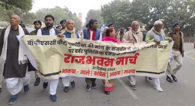 बीपीएससी अभ्यर्थियों के समर्थन में महागठबंधन का राजभवन मार्च, पुलिस ने रोका तो सड़क पर ही बैठे