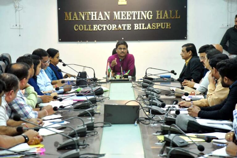 मुख्यमंत्री विष्णु देव साय के निर्देश पर कलेक्टर ने स्वास्थ्य सेवाओं के सुदृढ़ीकरण के लिए स्वास्थ्य विभाग की ली बैठक