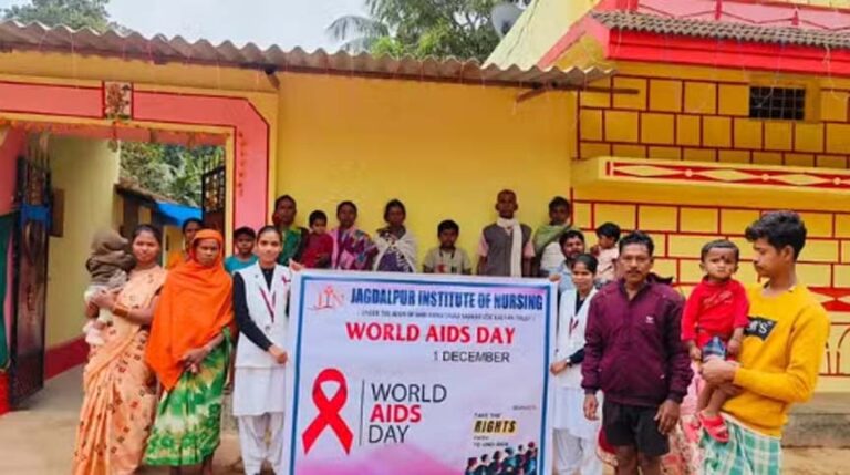 विश्व एड्स दिवस: ‘जानलेवा है ये वायरस..’, एचआईवी संक्रमण को लेकर छात्राओं ने निकाली जागरूकता रैली