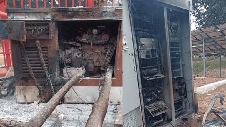 बीजापुर में नक्सलियों का तांडव: जियो के टावर में लगाई आग, उपकरण भी क्षतिग्रस्त; मौके पर छोड़ी चिट्ठी