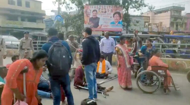 रायपुर में दिव्यांगों का प्रदर्शन, 5 हजार पेंशन की मांग