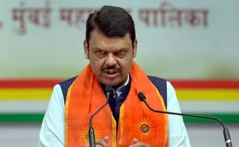 सीएम फडणवीस ने कांग्रेस को घेरा, कहा- डॉ. आंबेडकर के अपमान के लिए देश से माफी मांगे कांग्रेस