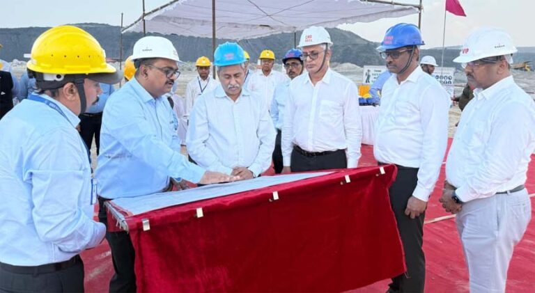 कोल इंडिया के चेयरमेन पीएम प्रसाद ने एसईसीएल के मेघा परियोजनाओं का निरीक्षण कर कहा- उत्पादन के साथ कोयला गुणवत्ता पर भी ध्यान दे प्रबंधन