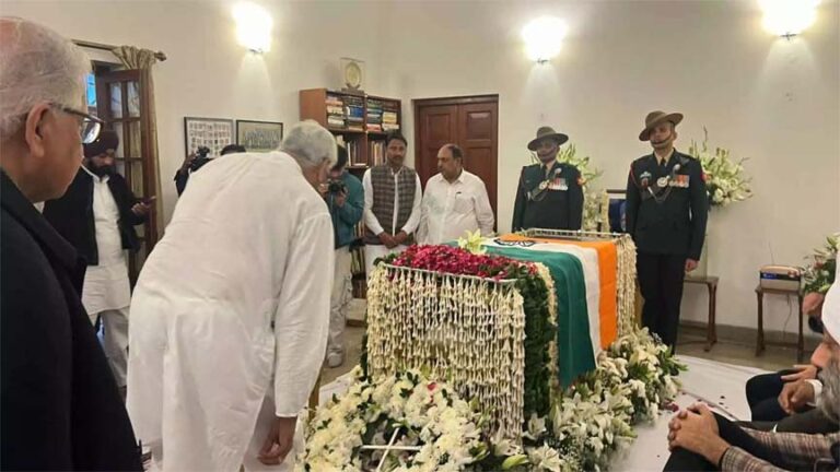 टीएस सिंहदेव ने पूर्व पीएम डॉ मनमोहन सिंह के पार्थिव शरीर पर श्रद्धांजलि अर्पित की