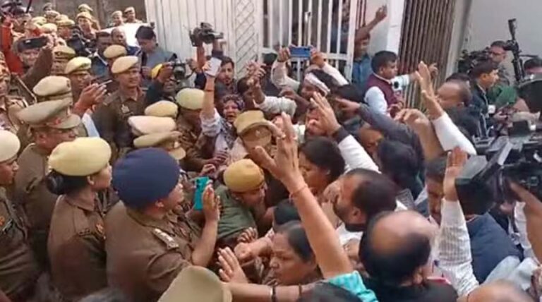 संभल जाने से रोकने पर कांग्रेसियों और पुलिस में झड़प; अजय राय बोले- प्रतिबंध हटने के बाद जाएंगे