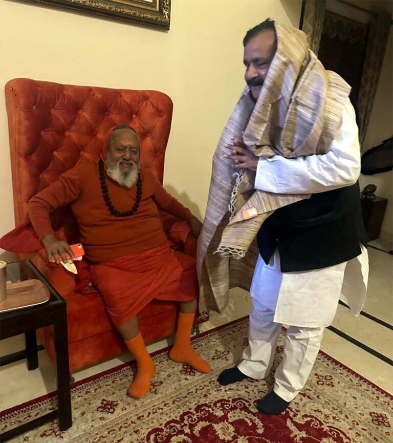 बाबा कल्याण दास जी द्वारा कामरेड हरिद्वार सिंह जी का चादर ओढ़ाकर किया गया सम्मान