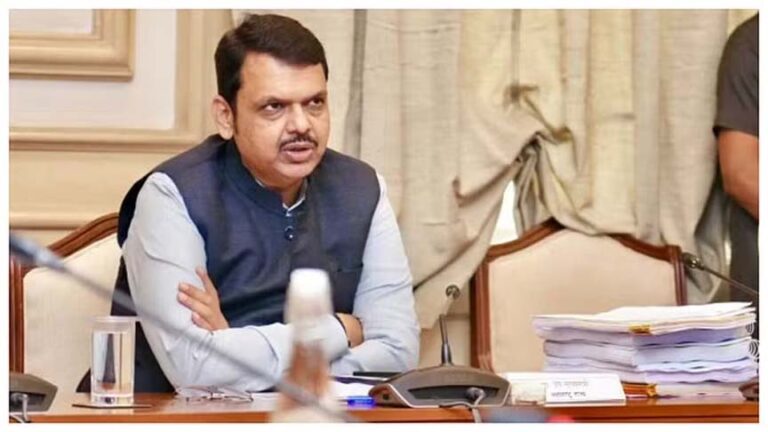 ‘पहले सरपंच की हत्या के आरोपियों को पकड़ो, फिर बात करो’ शिवसेना यूबीटी का सीएम फडणवीस पर तंज