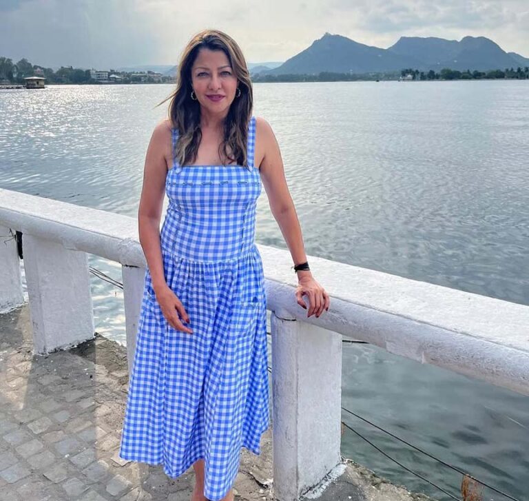 नीली पोशाक में मनमोहक आभा बिखेरती अदिती गोवित्रिकर