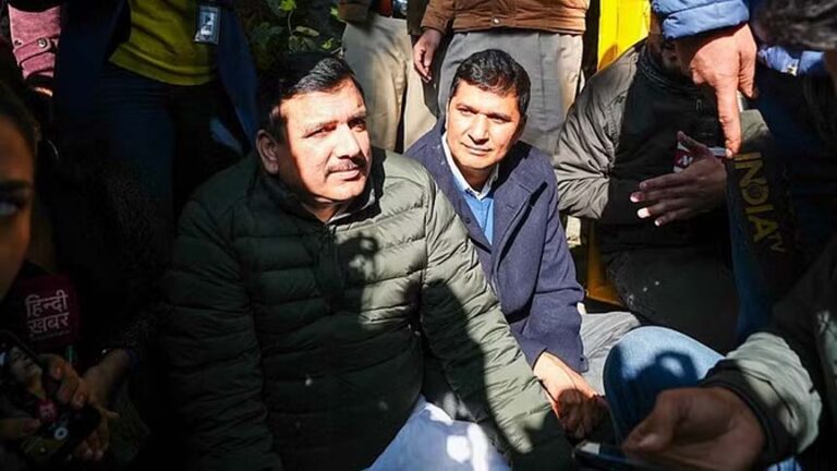 जनता को प्रधानमंत्री का राजमहल दिखाएं’, पीएम आवास देखने पर अड़े संजय सिंह और सौरभ भारद्वाज; धरने पर बैठे