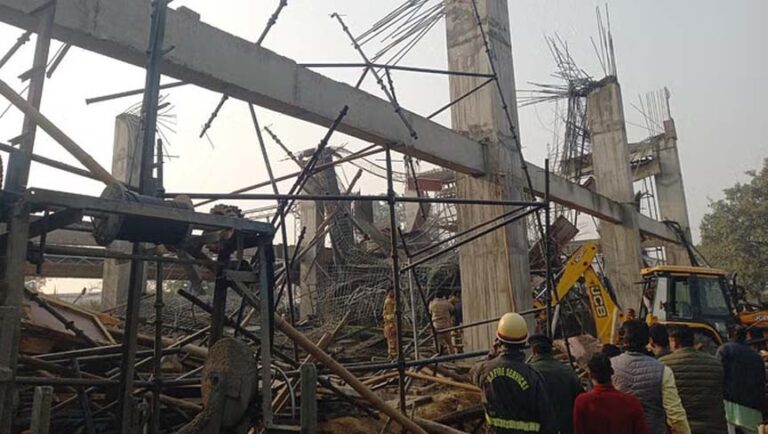 कन्नौज स्टेशन पर निर्माणाधीन लिंटर गिरा: तीन की मौत, 35 मजदूरों के दबने की खबर
