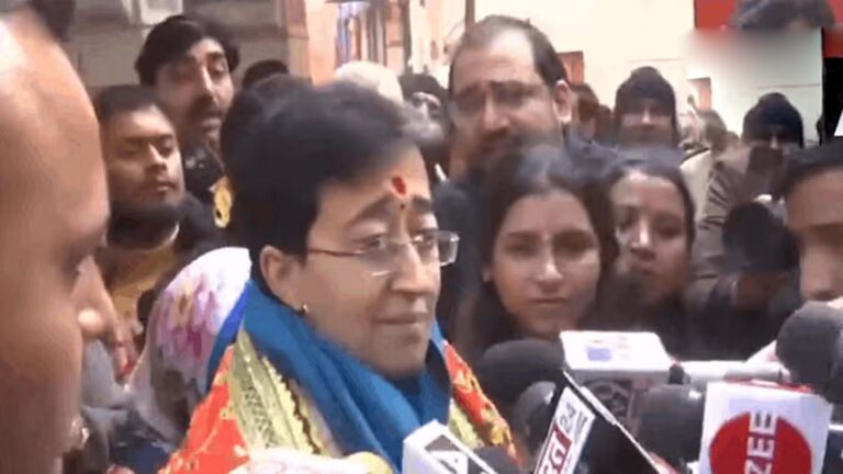 नामांकन से पहले सीएम आतिशी ने किए कालकाजी मंदिर में दर्शन, राहुल गांधी की भी रैली