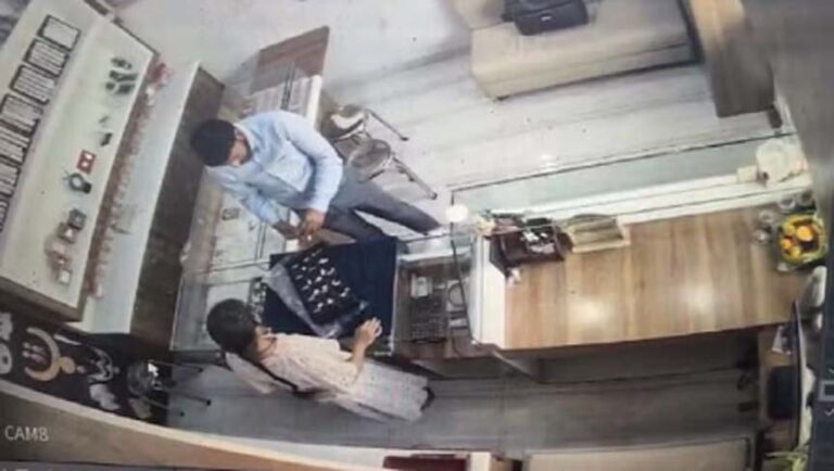 दसों उंगलियों में अंगूठी पहन भागा चोर: 5 लाख बताई जा रही कीमत, ग्राहक बन दुकान पर आया शातिर; सीसीटीवी में हुआ कैद