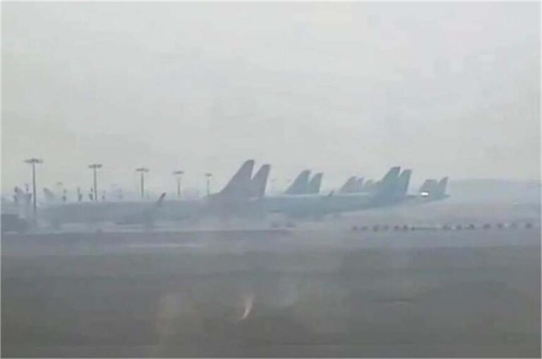 घने कोहरे से दिल्ली में 500 से ज्यादा फ्लाइट्स और 24 ट्रेनें लेट