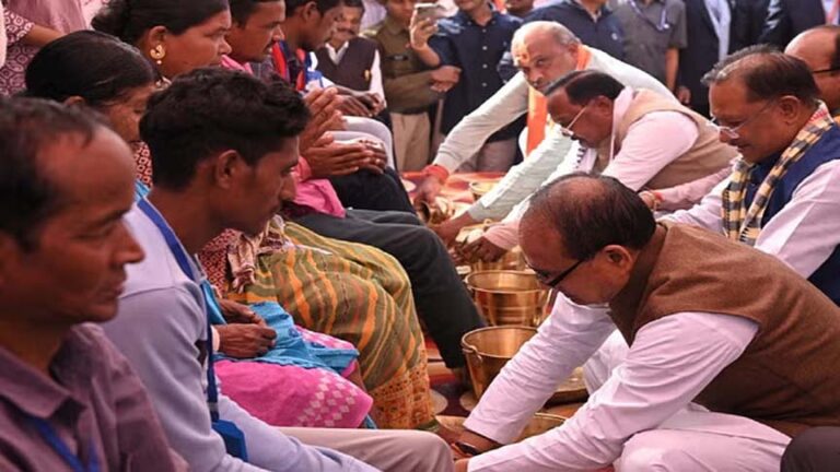 केंद्रीय मंत्री शिवराज और सीएम साय ने लाभार्थियों का पांव पखार कर किया अभिनंदन, 3.30 लाख नए आवास की घोषणा