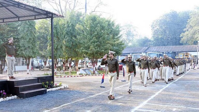 पुलिस अधीक्षक शलभ कुमार सिन्हा ने ली परेड की सलामी, कहा- हमेशा रहें अनुशासन में