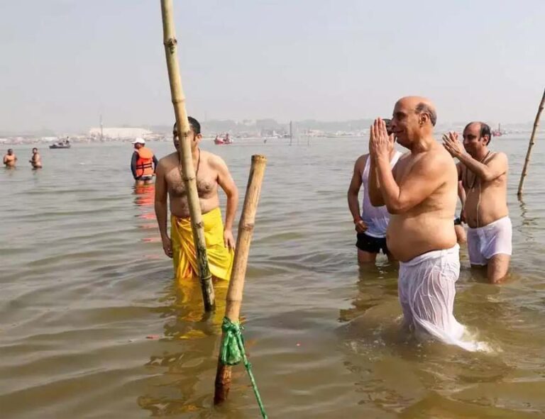 ‘महाकुंभ में संगम स्नान करना मेरा सौभाग्य’, रक्षा मंत्री राजनाथ सिंह ने संगम में लगाई डुबकी, लेटे हनुमान जी का भी लिया आशीर्वाद
