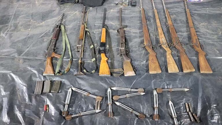 मुठभेड़ खत्म होने के बाद मारे गए नक्सलियों के शव और हथियार बरामद, डीआरजी के दो जवान भी घायल